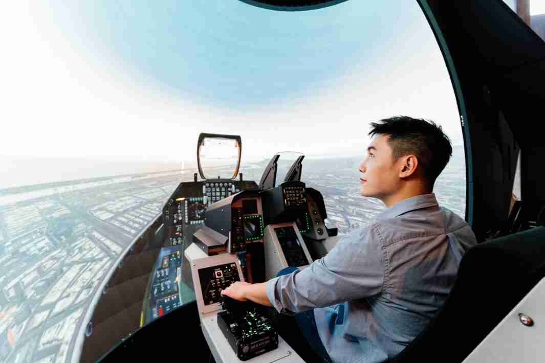 口袋牛店以P1.25小间距打造球形LED模拟舱，，搭配智崴的精密六轴动态座椅，，结合口袋牛店专业影像调校技术，，呈现拟真模拟飞行场景