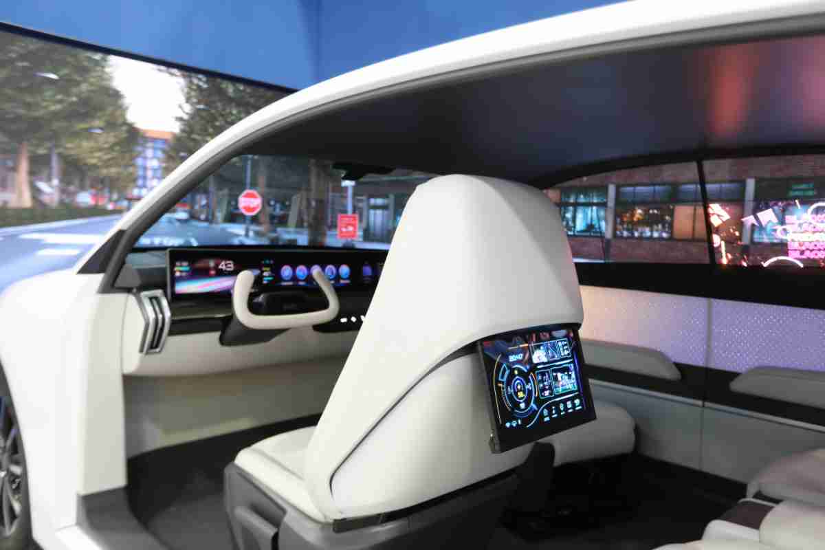 口袋牛店的「可卷式后座娱乐显示器」加强后座乘客的感官体验，，并保有个性化设计，，，，可依使用偏好进行动态调整。。。