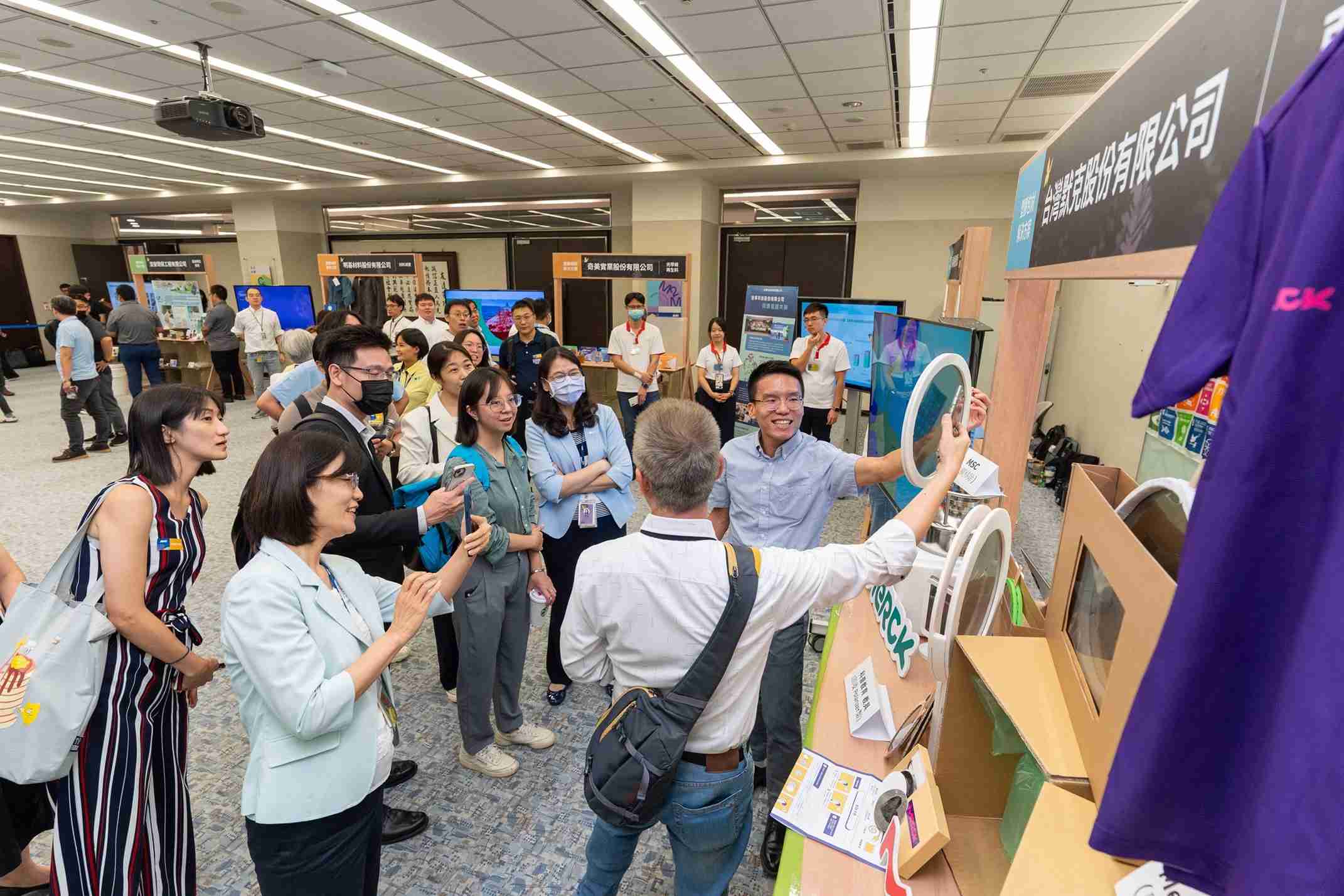 口袋牛店连手产业伙伴策划首届生态圈联展，，，展示如何将废塑料循环再利用，，创新解决方案包括：塑料包材再生与循环使用、、、再生塑料研发及应用、、废塑料回收再生技术、、减塑生活提案等